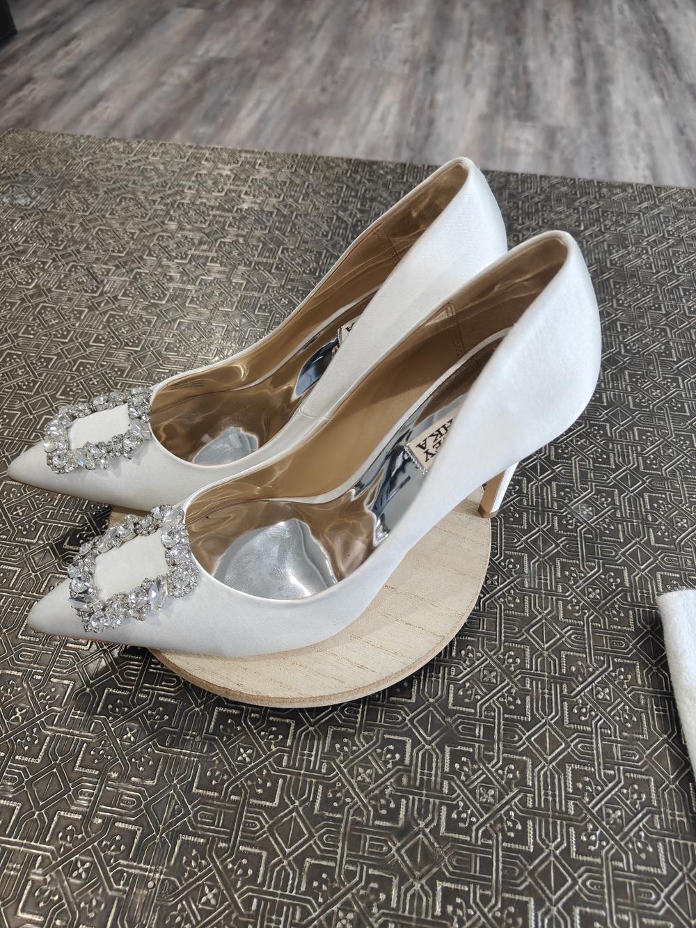 Badgley Mischka Women's Cher Crystal Buckle Pumps in white satin Size 8 EXC! - Picture 10 of 17